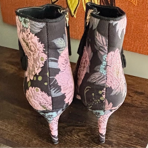 Kelly & Katie| Gorgeous Pink /Black Floral Tapestry Ankle Boots Booties Sz 9 - Picture 3 of 6